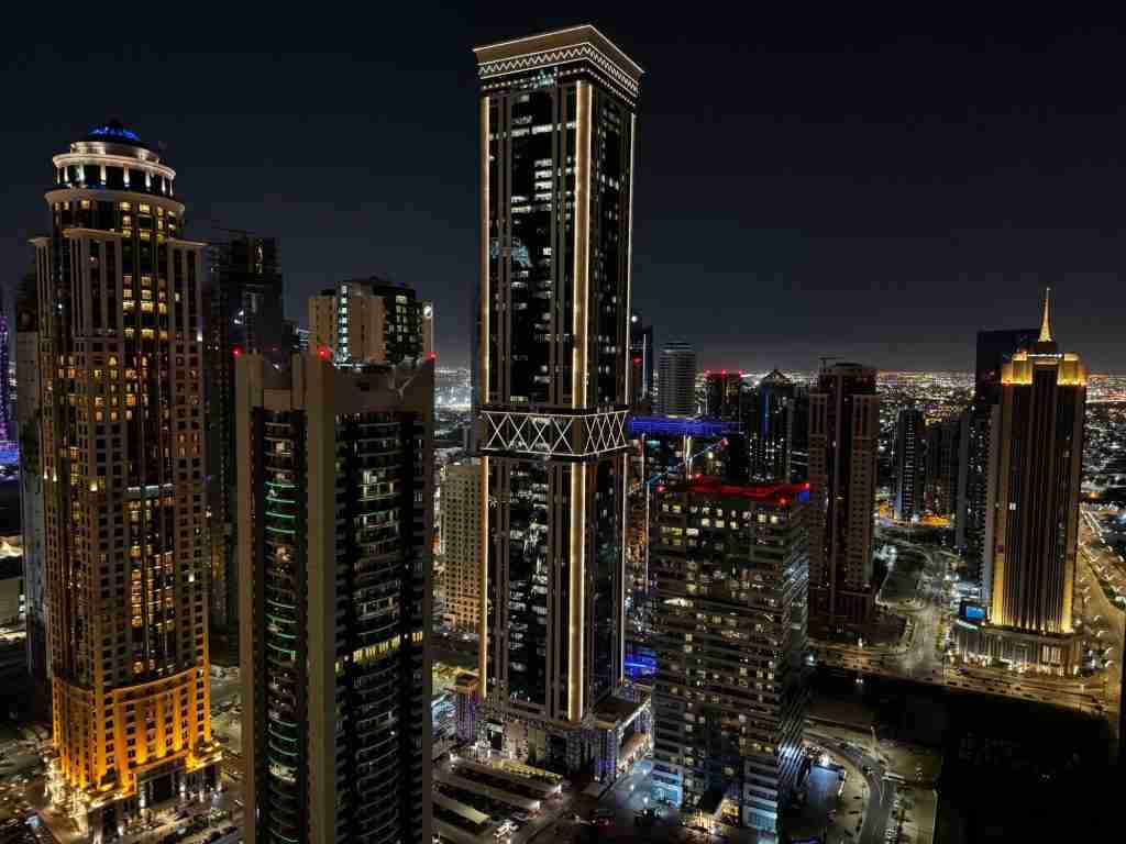 Maquette architecturale d'un projet immobilier sur plan à Dubaï, vue aérienne de gratte-ciels modernes en construction