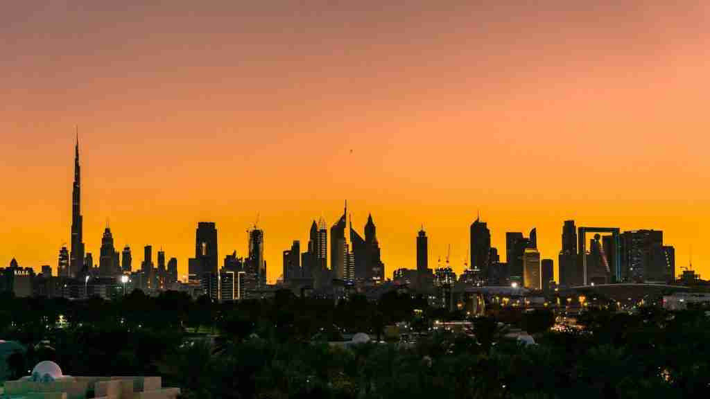 Immeubles modernes de Dubaï reflétant les opportunités d'investissement immobilier, photo Nathan John