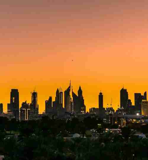 Immeubles modernes de Dubaï reflétant les opportunités d'investissement immobilier, photo Nathan John